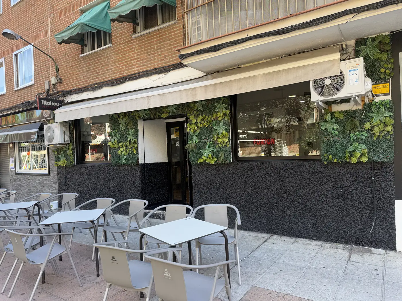 Fachada de Taberna Fuxión con su terraza en el paseo peatonal