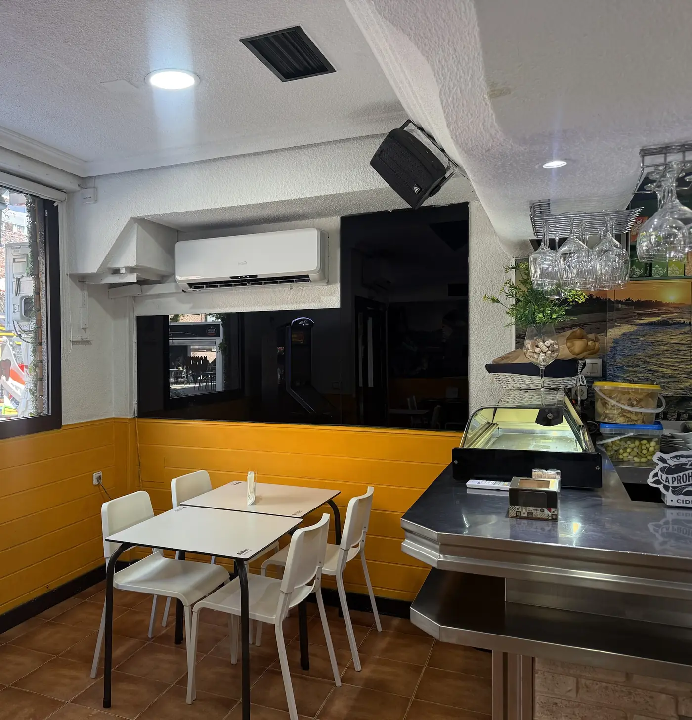 Rincón del comedor junto a la ventana y la barra